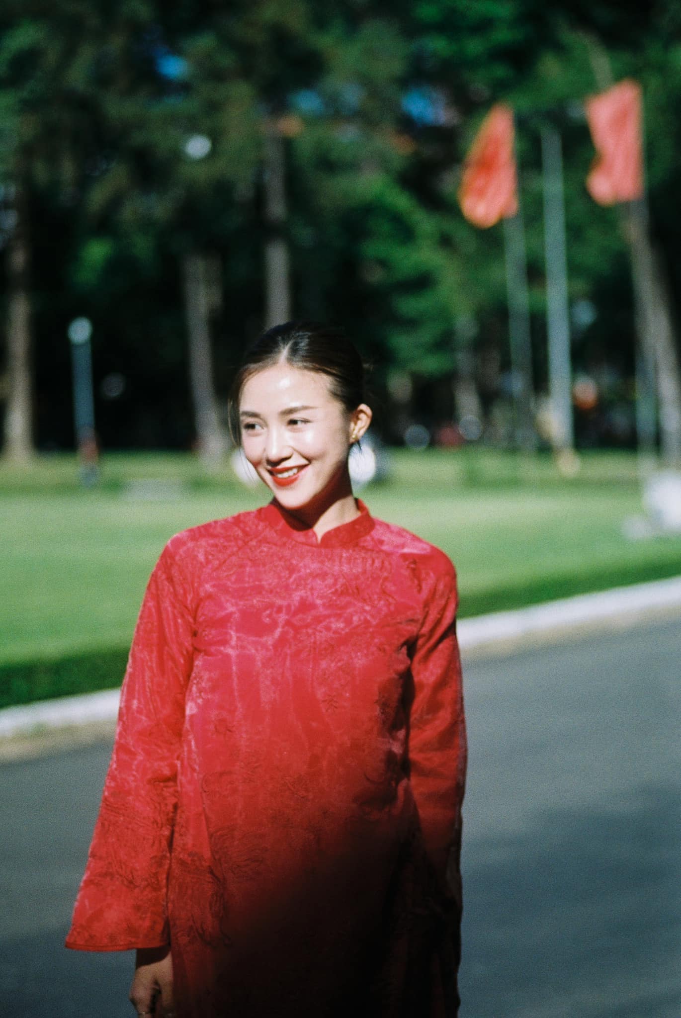 Street style sao Việt: Đỗ Hà ăn mặc chỉn chu, một gia đình diện áo dài đỏ rực ngày nghỉ lễ- Ảnh 1.