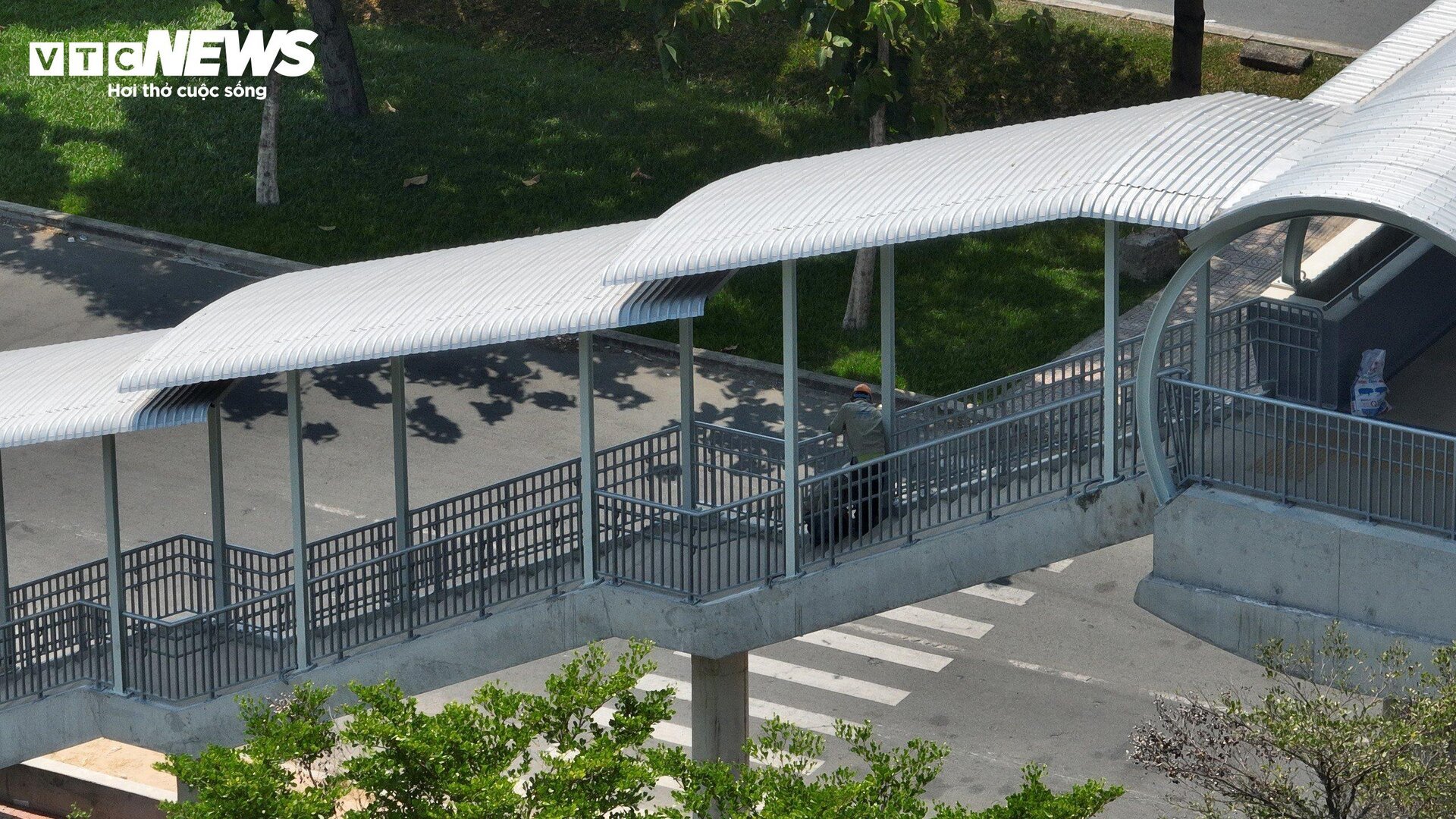 Lộ diện 9 cầu bộ hành cho tuyến Metro số 1 ở TP.HCM sắp đi vào hoạt động- Ảnh 8.