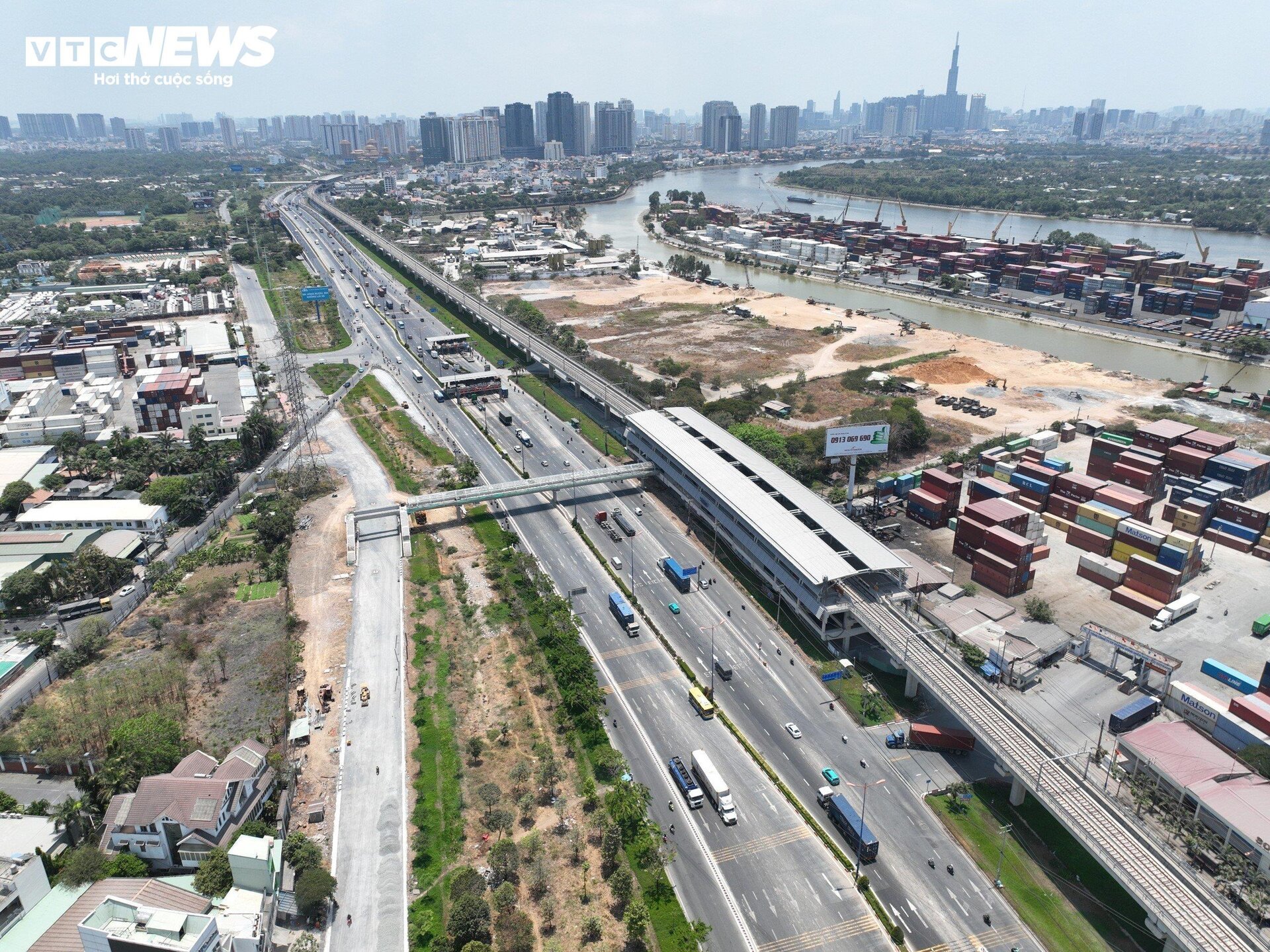 Lộ diện 9 cầu bộ hành cho tuyến Metro số 1 ở TP.HCM sắp đi vào hoạt động- Ảnh 3.