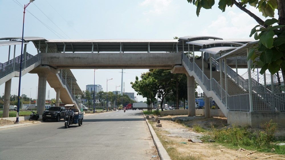 Lộ diện 9 cầu bộ hành cho tuyến Metro số 1 ở TP.HCM sắp đi vào hoạt động- Ảnh 5.