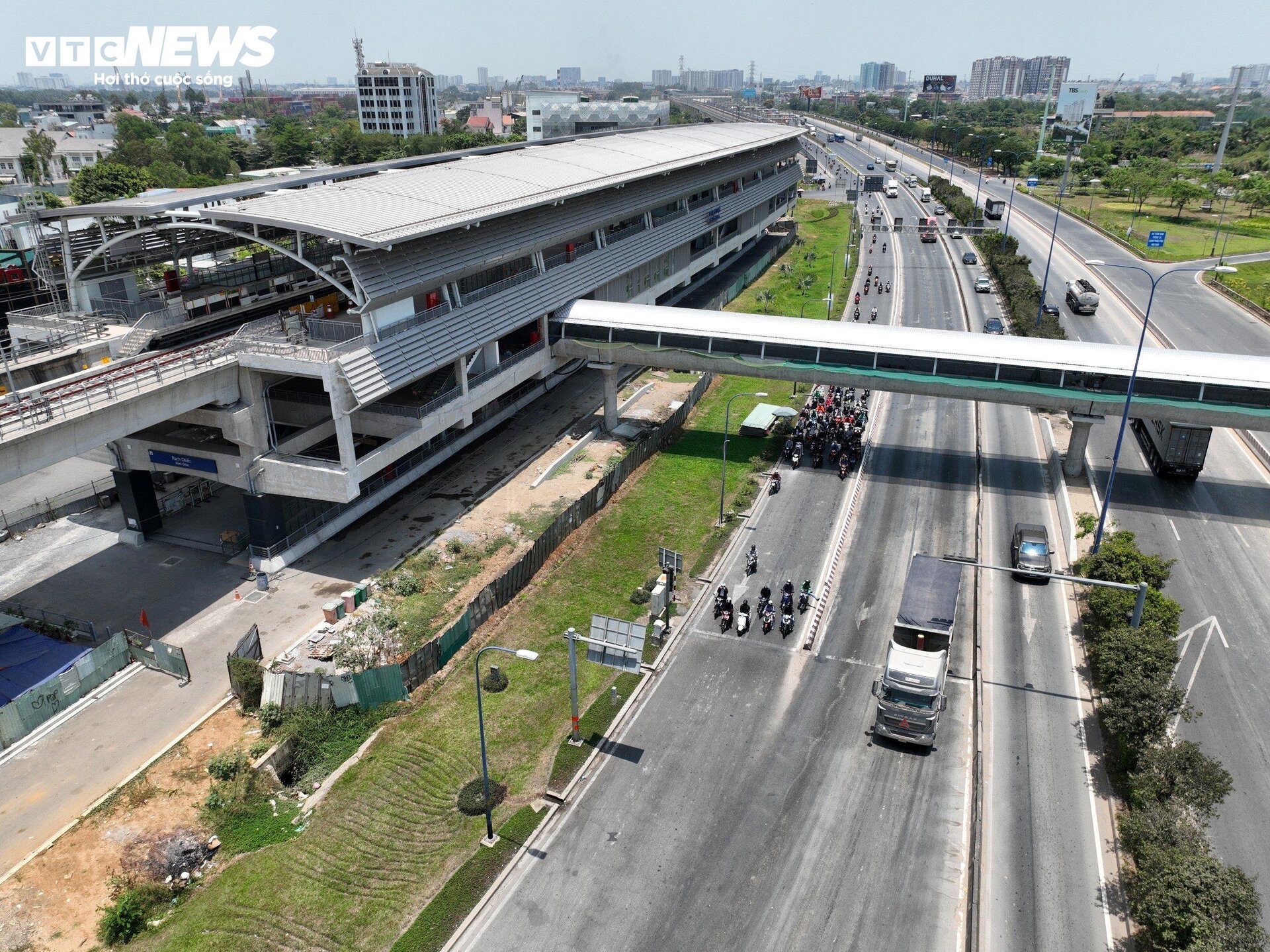 Lộ diện 9 cầu bộ hành cho tuyến Metro số 1 ở TP.HCM sắp đi vào hoạt động- Ảnh 13.