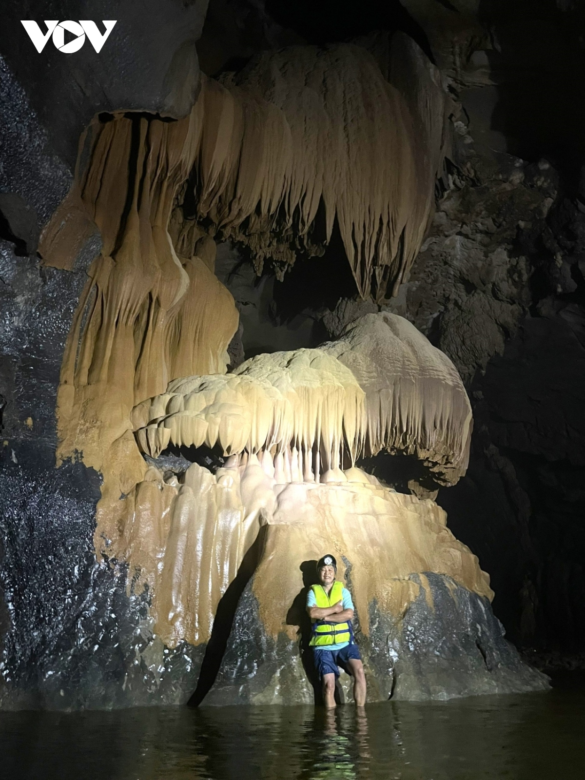 Phát hiện hang động đẹp tại Quảng Bình có “rèm thạch nhũ” lớn- Ảnh 3.