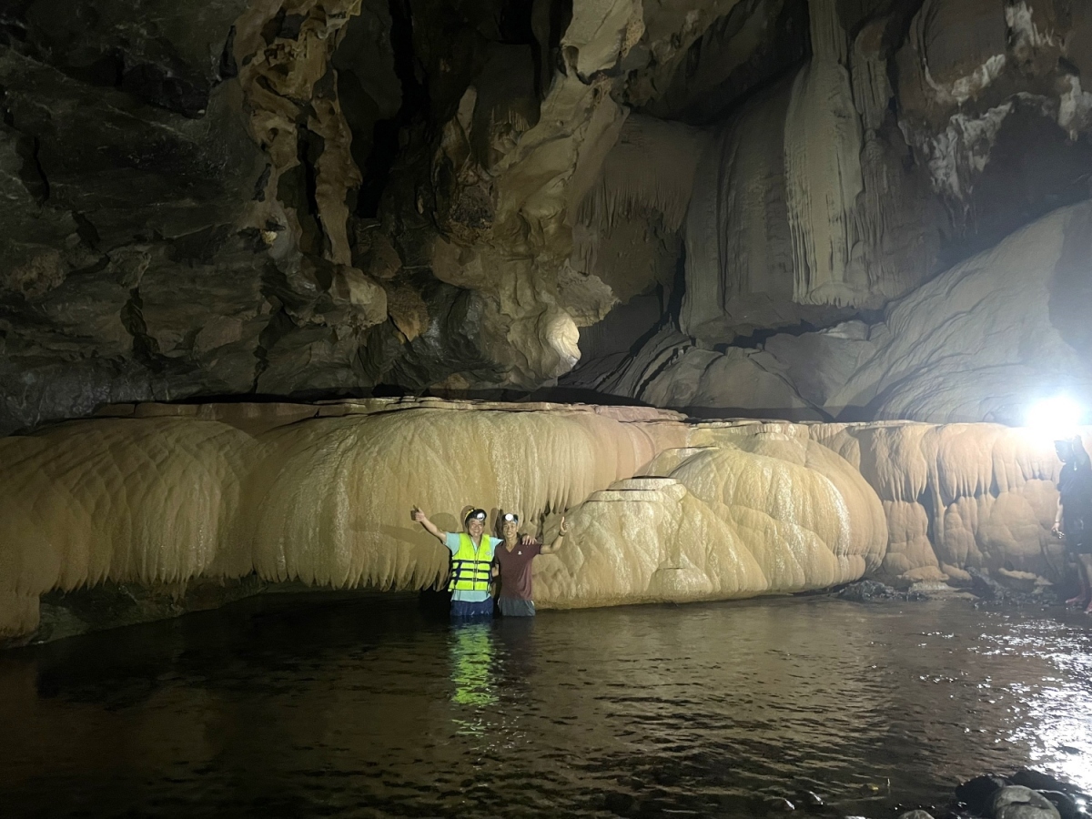 Phát hiện hang động đẹp tại Quảng Bình có “rèm thạch nhũ” lớn- Ảnh 1.