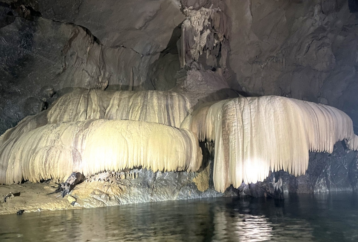 Phát hiện hang động đẹp tại Quảng Bình có “rèm thạch nhũ” lớn- Ảnh 2.