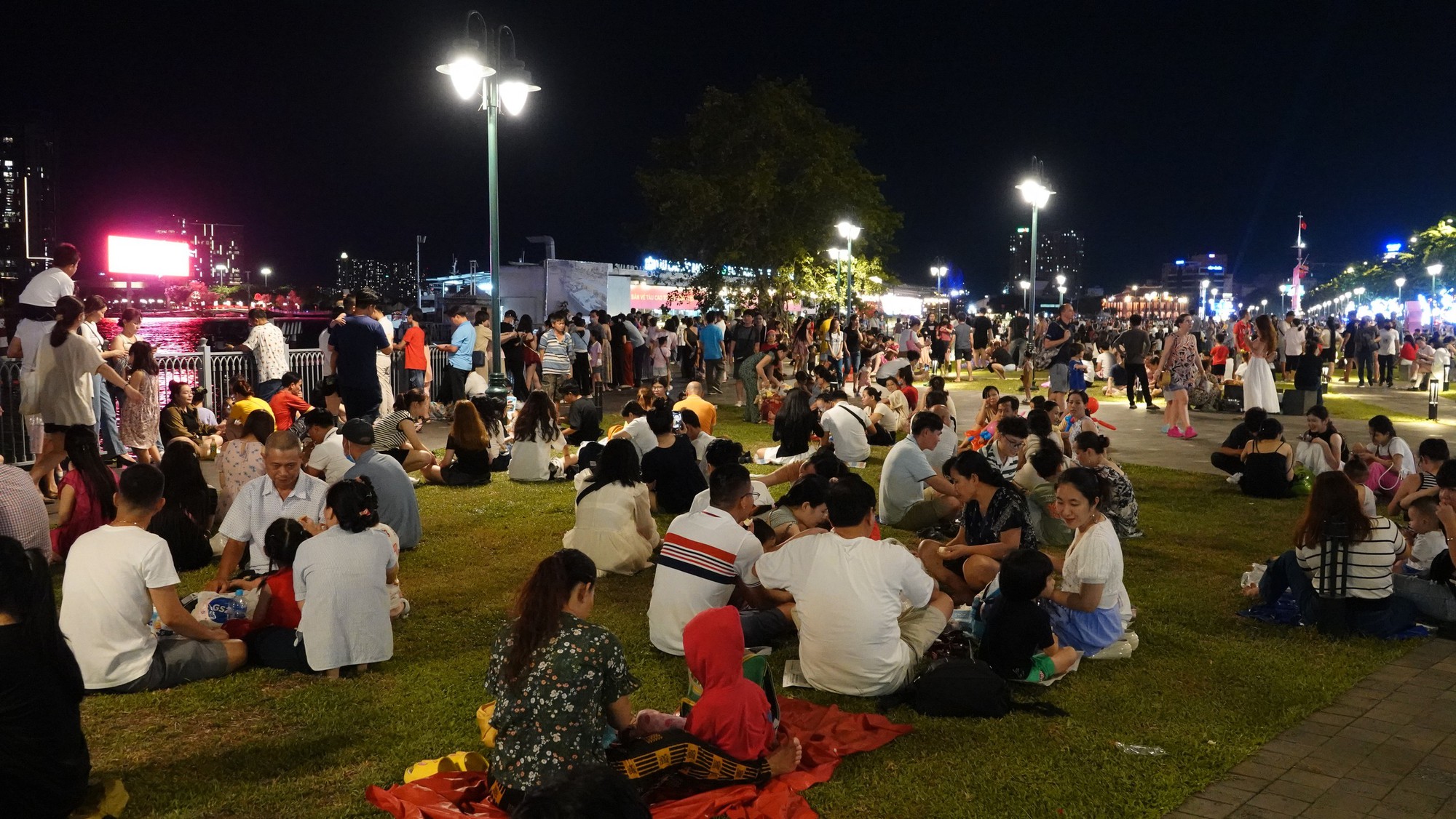 Hàng vạn người dân TP.HCM mãn nhãn với màn pháo hoa rực sáng trên bầu trời mừng ngày 30/4- Ảnh 8.