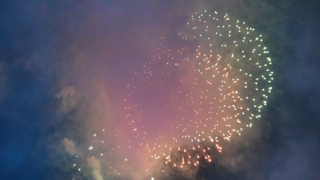 Hàng vạn người dân TP.HCM mãn nhãn với màn pháo hoa rực sáng trên bầu trời mừng ngày 30/4- Ảnh 22.