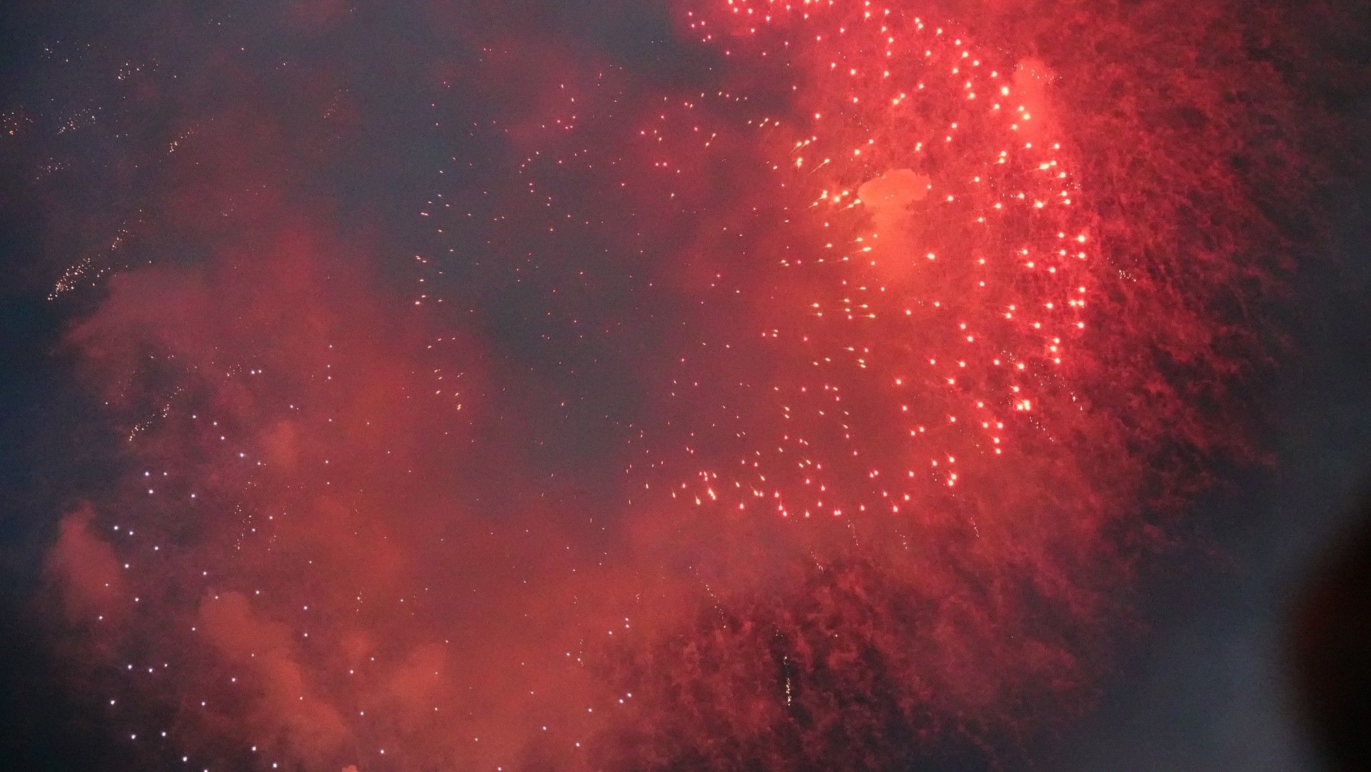 Hàng vạn người dân TP.HCM mãn nhãn với màn pháo hoa rực sáng trên bầu trời mừng ngày 30/4- Ảnh 20.