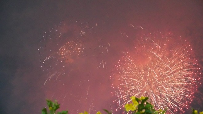 Hàng vạn người dân TP.HCM mãn nhãn với màn pháo hoa rực sáng trên bầu trời mừng ngày 30/4- Ảnh 21.