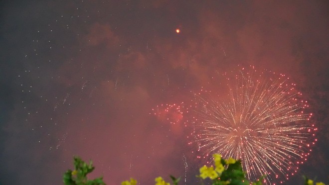 Hàng vạn người dân TP.HCM mãn nhãn với màn pháo hoa rực sáng trên bầu trời mừng ngày 30/4- Ảnh 23.
