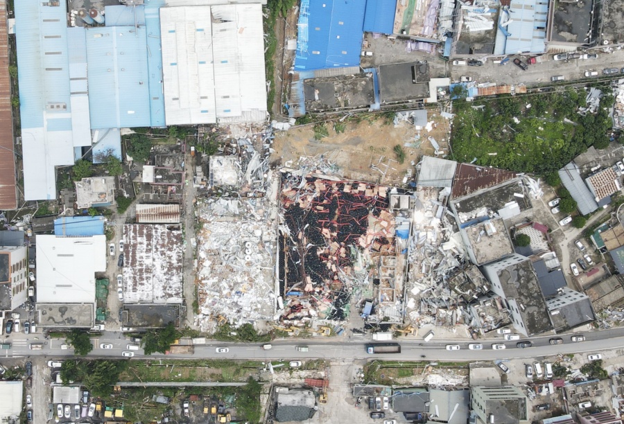 Những hình ảnh về thiệt hại do trận lốc xoáy kinh hoàng quét qua Quảng Châu (Trung Quốc)- Ảnh 1.