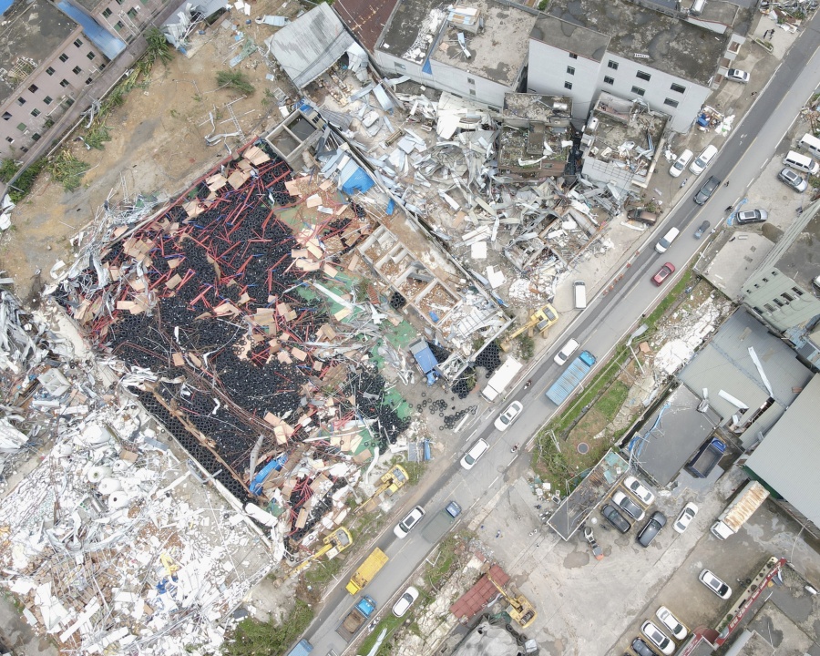 Những hình ảnh về thiệt hại do trận lốc xoáy kinh hoàng quét qua Quảng Châu (Trung Quốc)- Ảnh 4.
