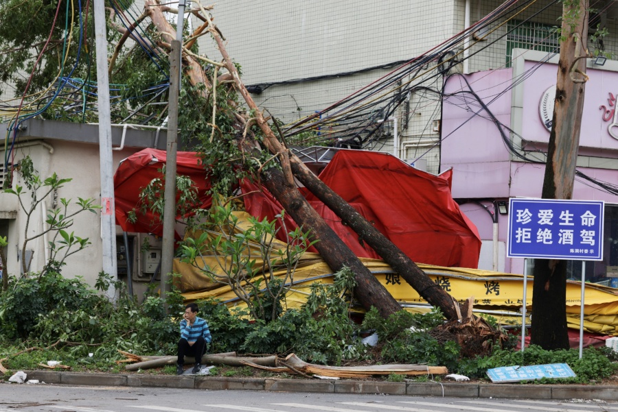 Những hình ảnh về thiệt hại do trận lốc xoáy kinh hoàng quét qua Quảng Châu (Trung Quốc)- Ảnh 5.