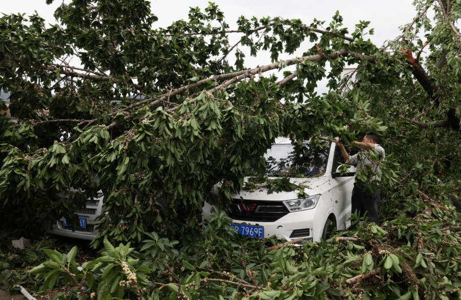 Những hình ảnh về thiệt hại do trận lốc xoáy kinh hoàng quét qua Quảng Châu (Trung Quốc)- Ảnh 7.