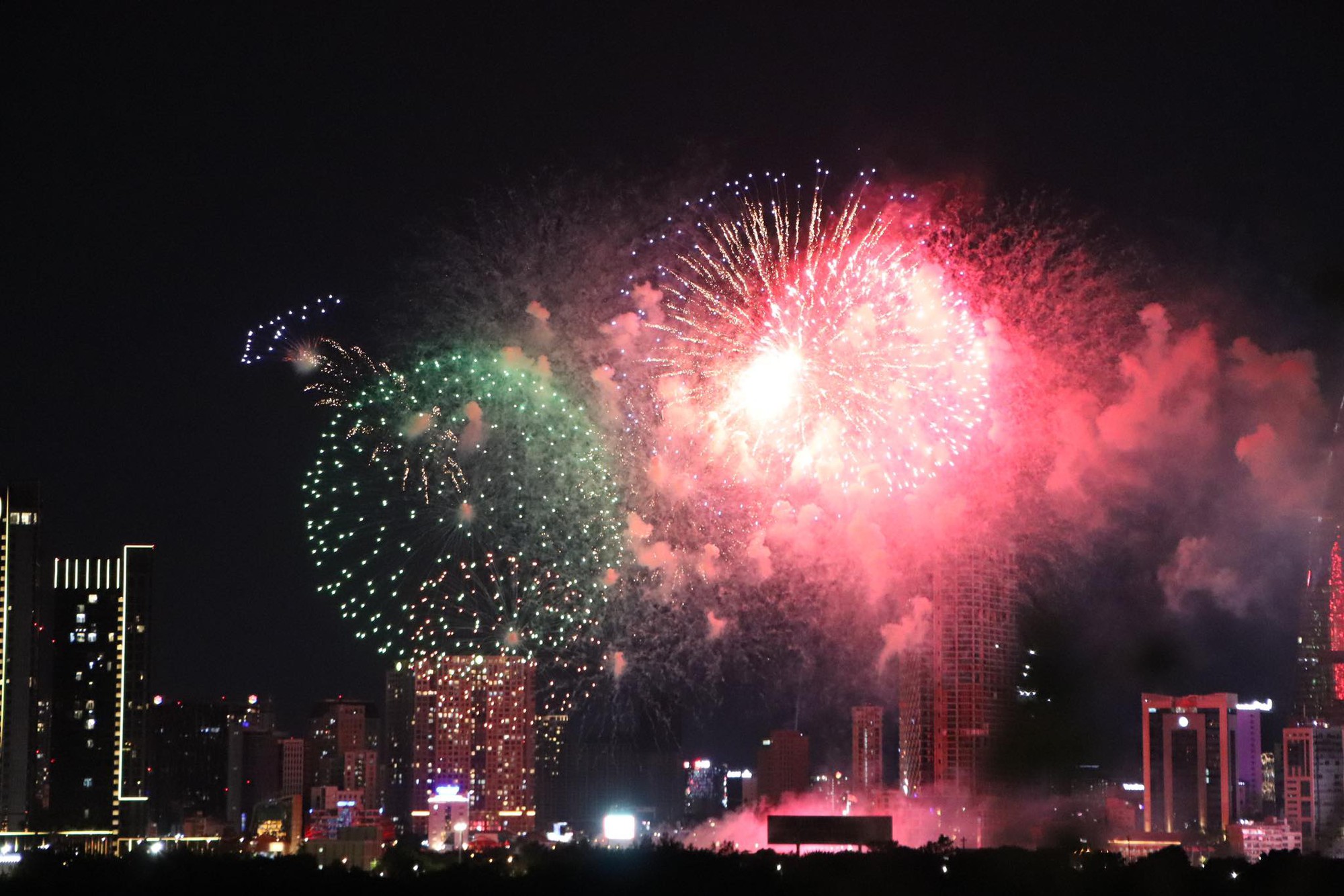 Pháo hoa rực sáng trên bầu trời TP HCM mừng lễ 30-4- Ảnh 1.