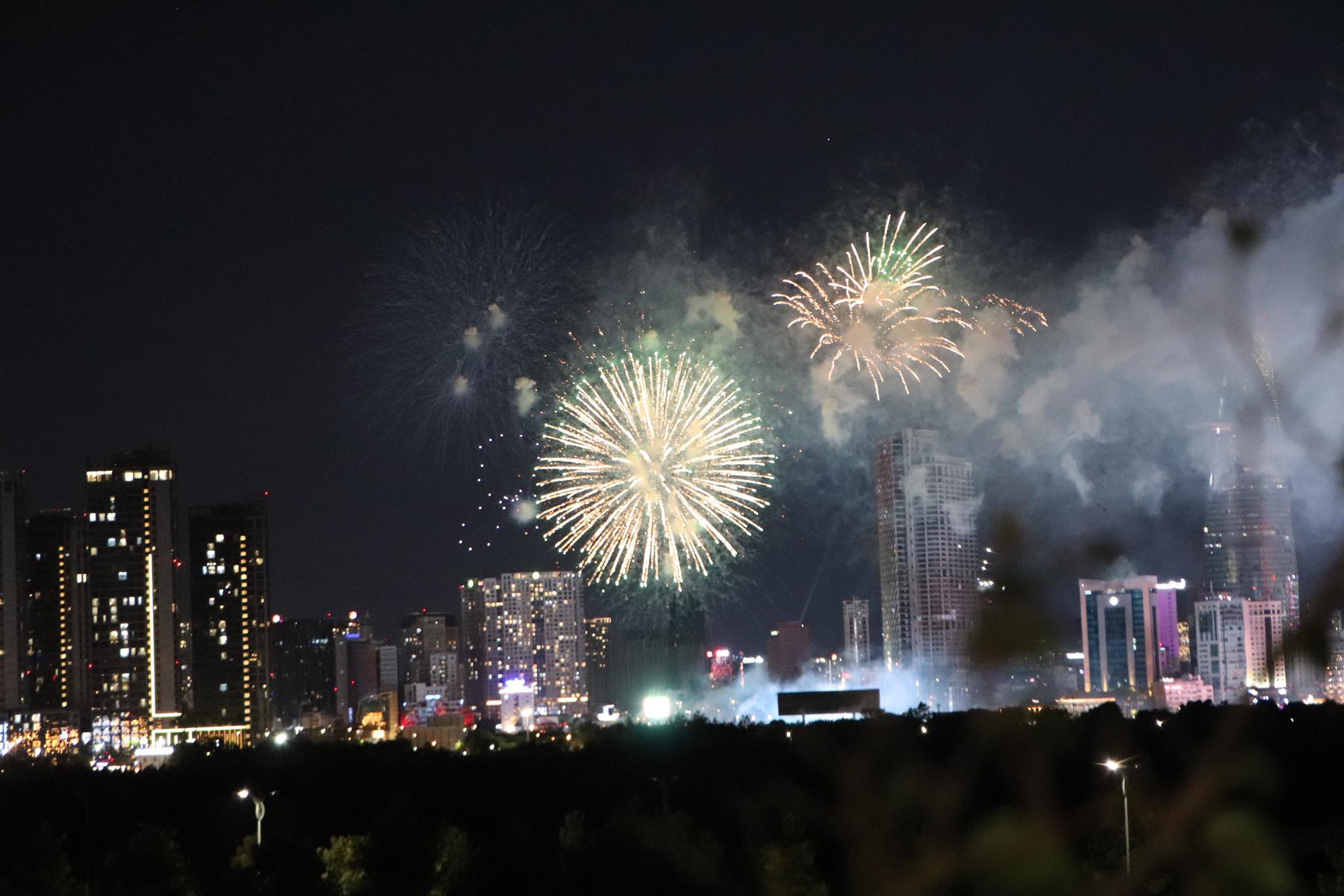 Pháo hoa rực sáng trên bầu trời TP HCM mừng lễ 30-4- Ảnh 2.