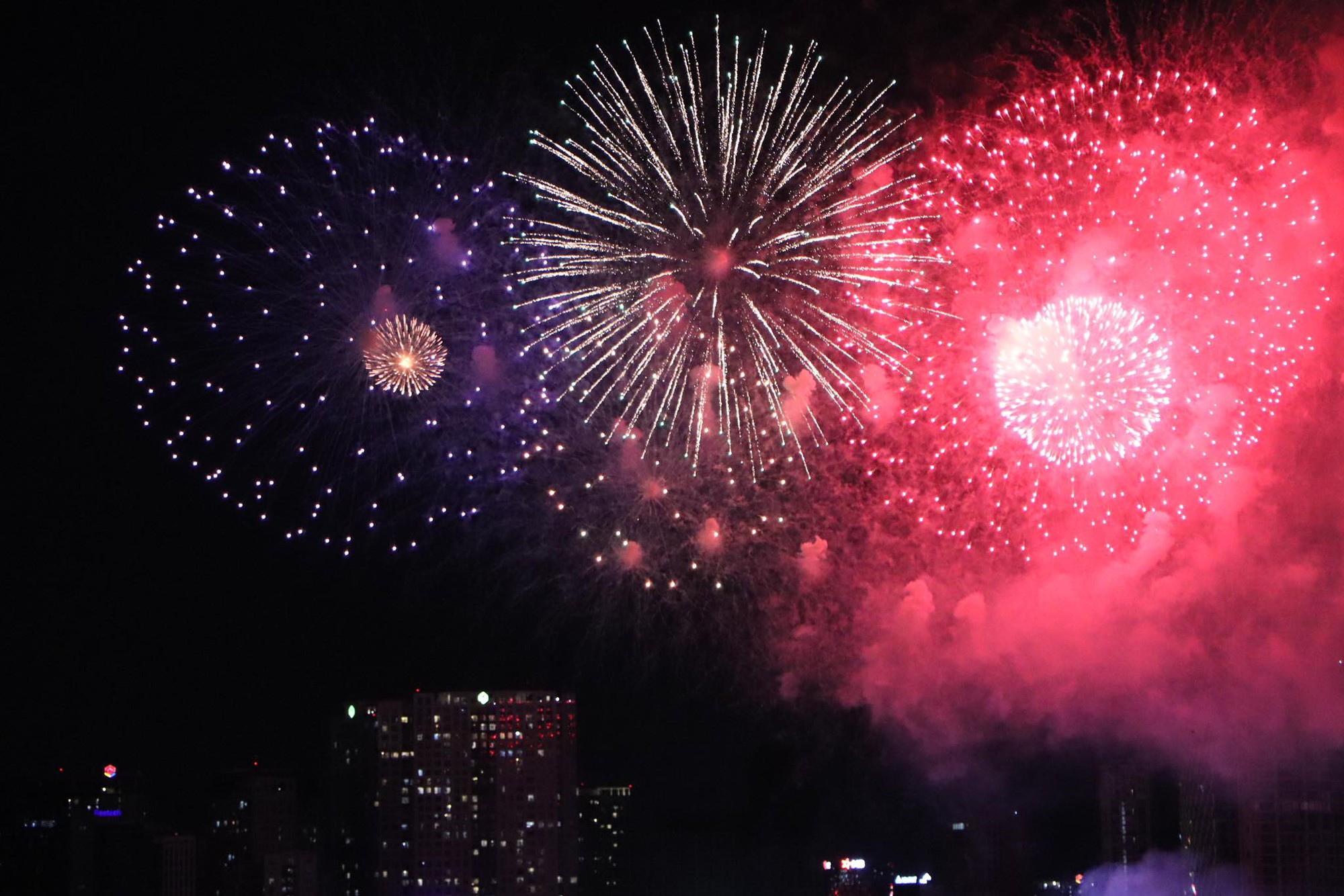Pháo hoa rực sáng trên bầu trời TP HCM mừng lễ 30-4- Ảnh 3.