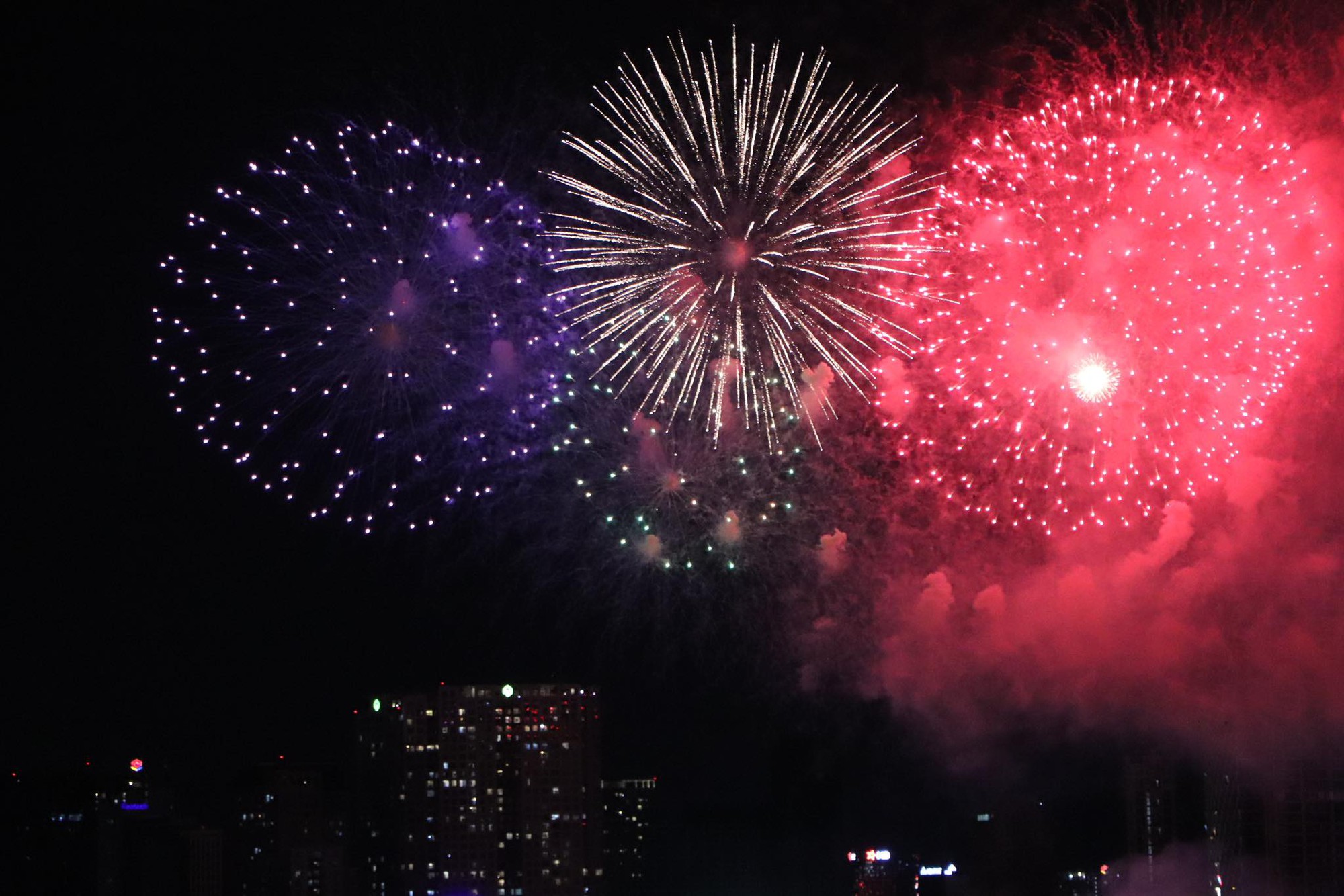 Pháo hoa rực sáng trên bầu trời TP HCM mừng lễ 30-4- Ảnh 4.
