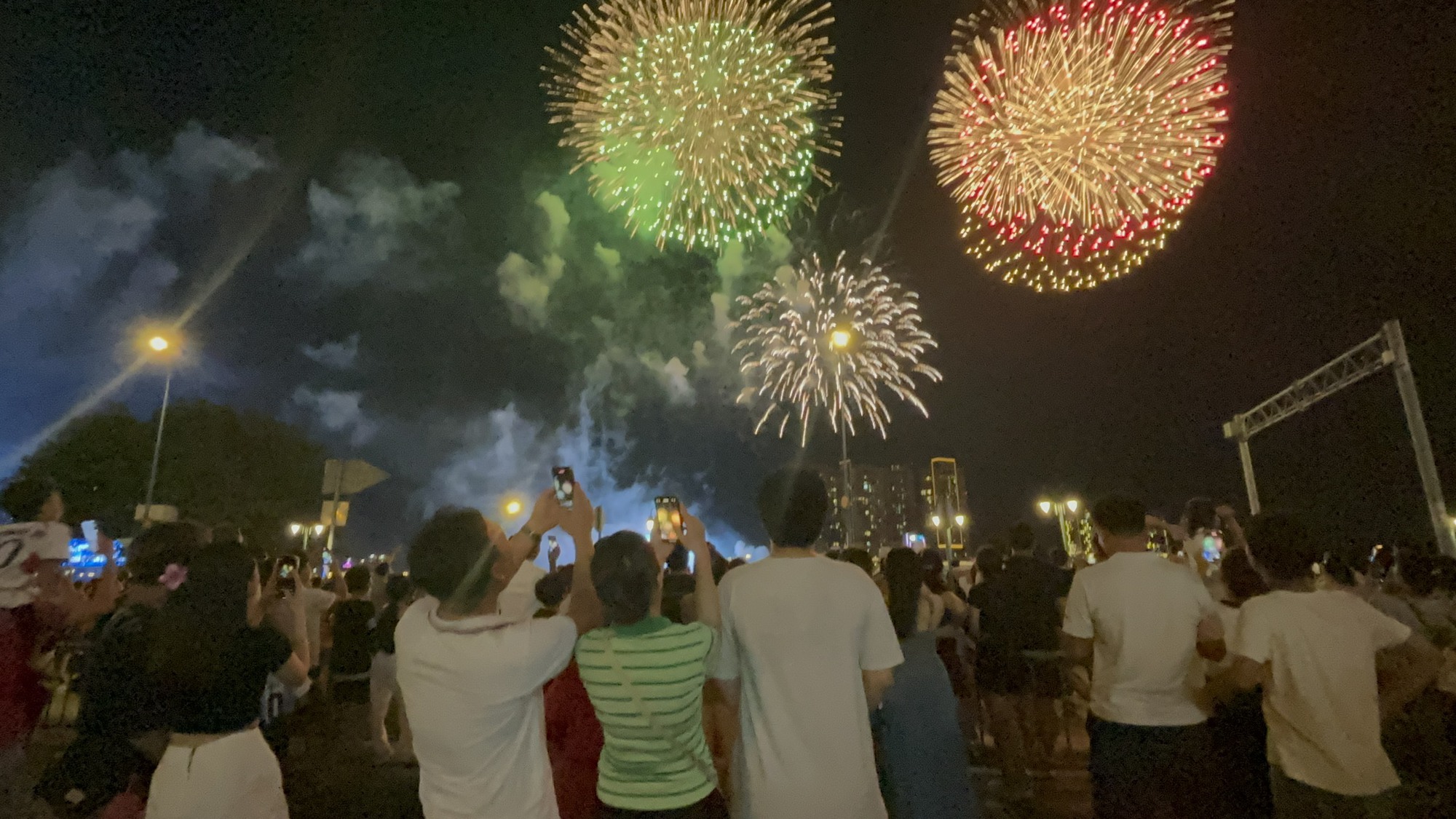 Pháo hoa rực sáng trên bầu trời TP HCM mừng lễ 30-4- Ảnh 6.