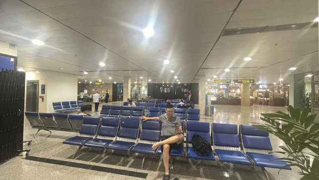 Cảnh tượng 'không thể tin nổi' ở sân bay Tân Sơn Nhất- Ảnh 3.