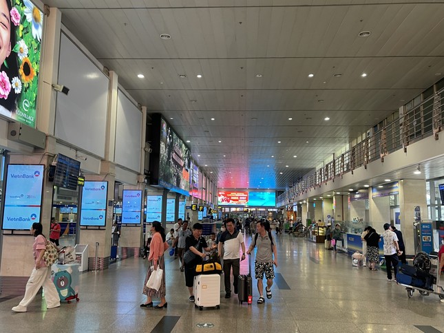 Cảnh tượng 'không thể tin nổi' ở sân bay Tân Sơn Nhất- Ảnh 1.