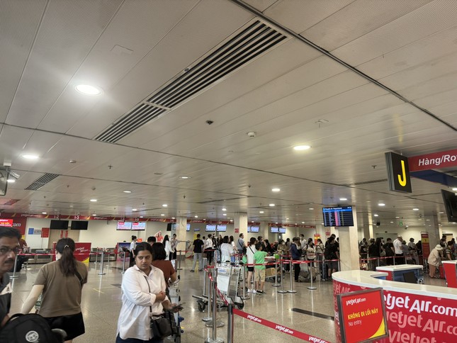 Cảnh tượng 'không thể tin nổi' ở sân bay Tân Sơn Nhất- Ảnh 2.