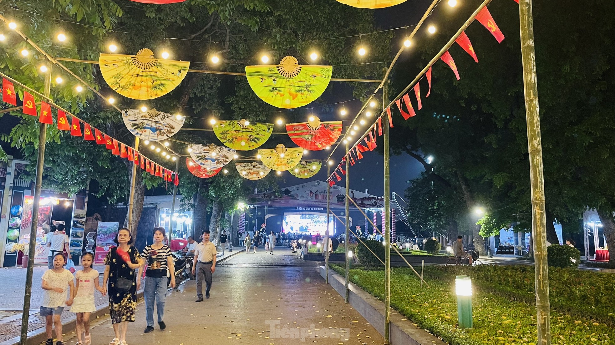 Các công viên lớn tại Hà Nội hút khách 'du lịch tại chỗ'- Ảnh 1.