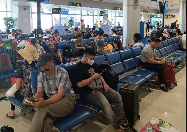 Cảnh tượng 'không thể tin nổi' ở sân bay Tân Sơn Nhất- Ảnh 5.