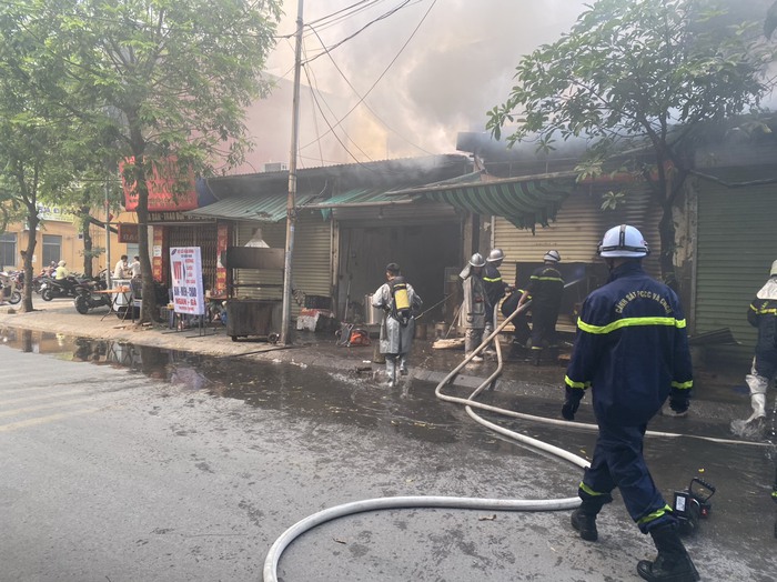 Hà Nội: Cháy kinh hoàng tại dãy ki ốt gần chợ Xuân Đỉnh- Ảnh 1.