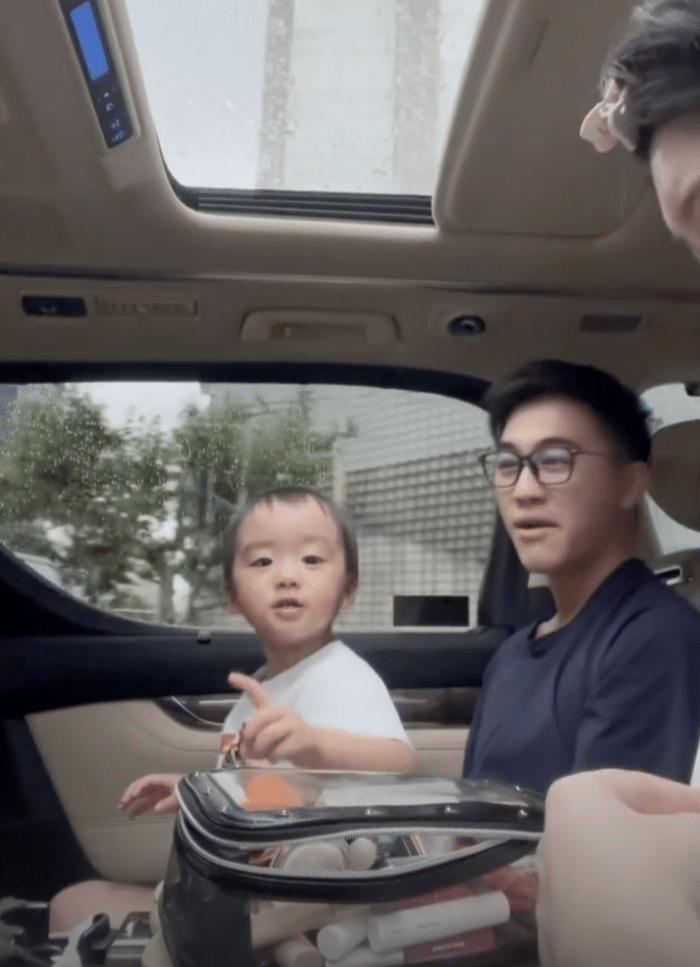 photo-1712221215554 photo-1712221215554