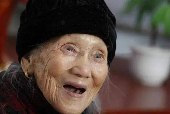 Cụ bà 106 tuổi nhưng mạch máu trẻ như 60, da mặt sáng khỏe hồng hào: Bí quyết sống thọ không phải là đi bộ nhiều mà nằm ở 