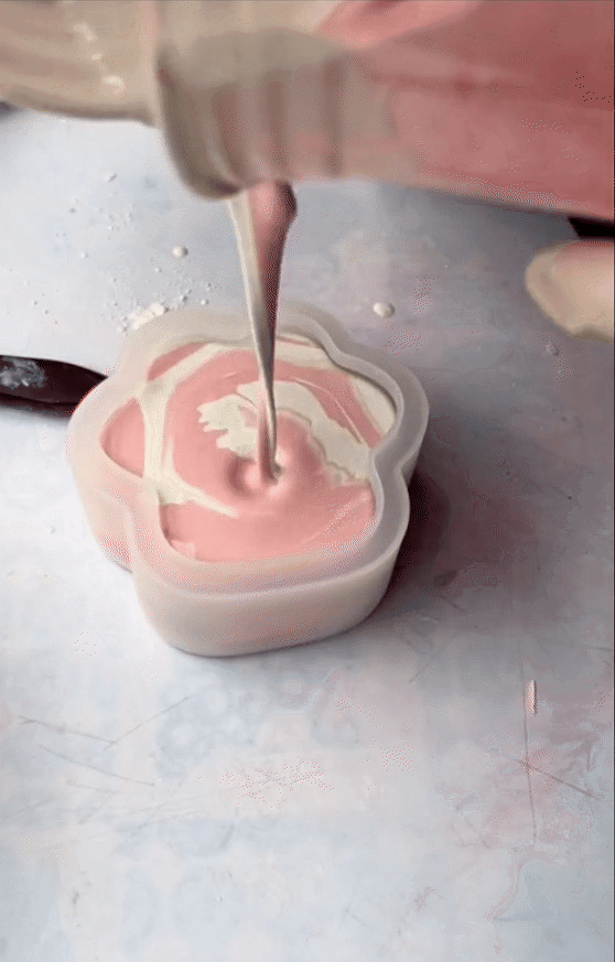 Cô gái trẻ bỏ lương 20 triệu rời Thủ đô về quê để… “đổ khuôn” và cái kết “làm không kịp giao cho khách”- Ảnh 5. Cô gái trẻ bỏ lương 20 triệu rời Thủ đô về quê để… “đổ khuôn” và cái kết “làm không kịp giao cho khách”- Ảnh 5.