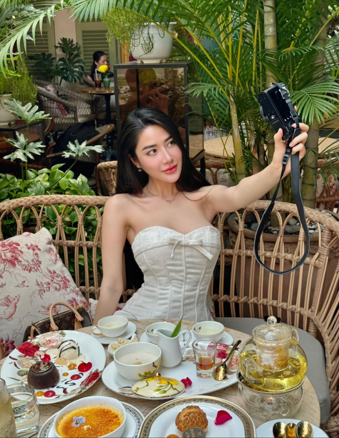 Nữ đại gia bán đất ở Bình Dương giàu nứt đố đổ vách vẫn đi livestream bán hàng: Ở nhà biệt thự, thi thoảng flex vài cuốn sổ đỏ- Ảnh 2.