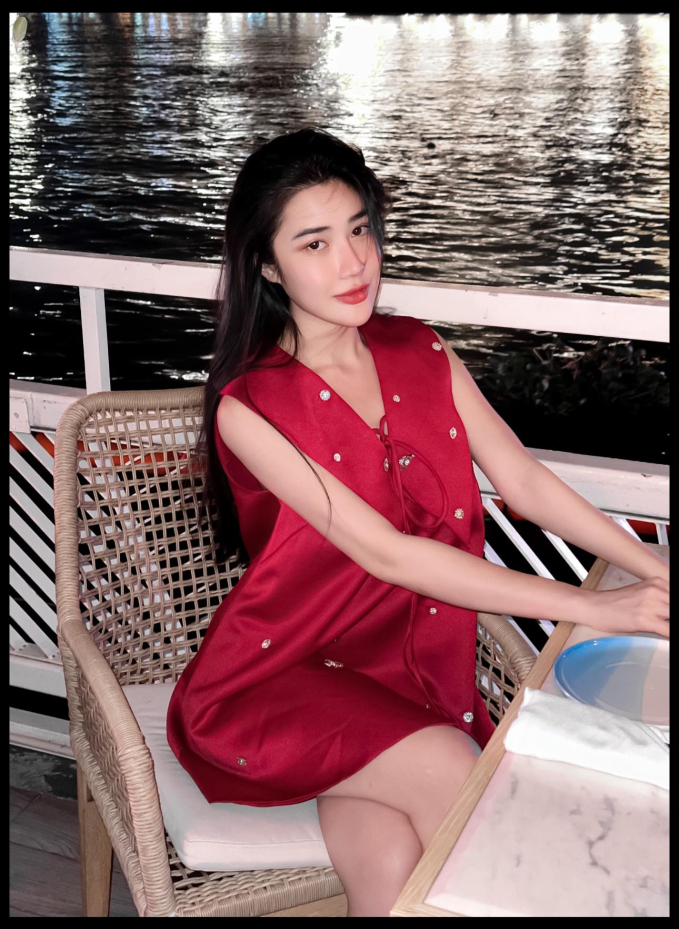 Nữ đại gia bán đất ở Bình Dương giàu nứt đố đổ vách vẫn đi livestream bán hàng: Ở nhà biệt thự, thi thoảng flex vài cuốn sổ đỏ- Ảnh 1.