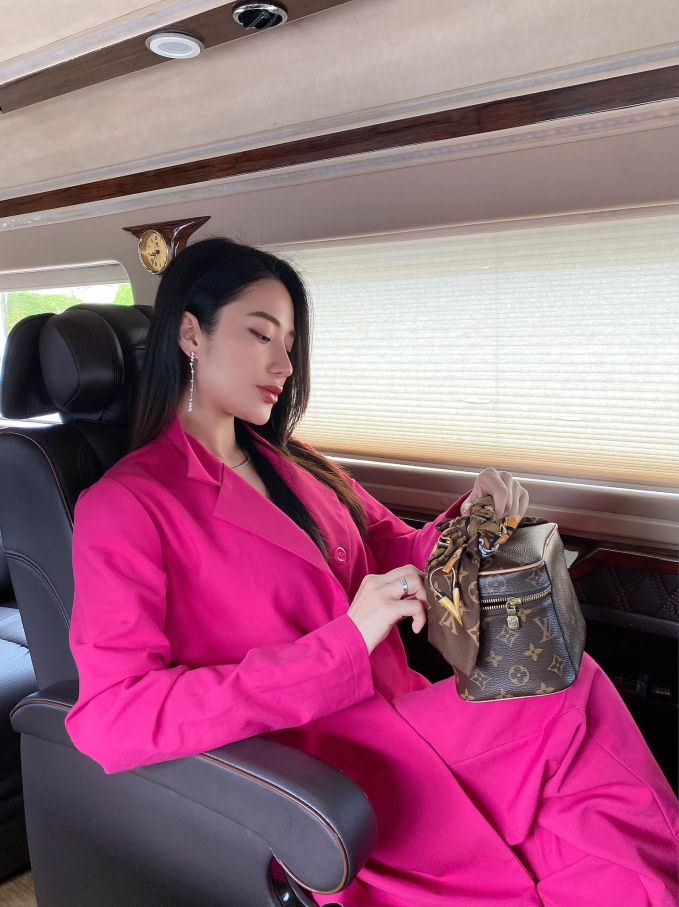 Nữ đại gia bán đất ở Bình Dương giàu nứt đố đổ vách vẫn đi livestream bán hàng: Ở nhà biệt thự, thi thoảng flex vài cuốn sổ đỏ- Ảnh 9.