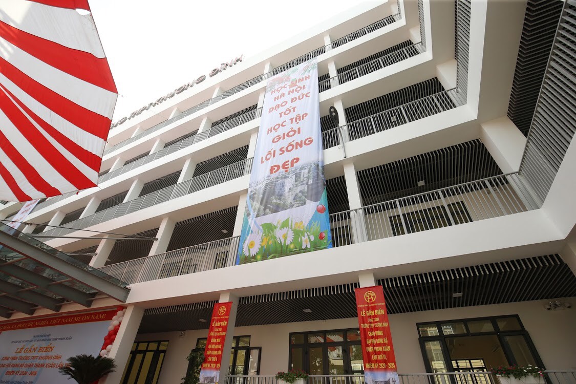 Trường THPT công lập TO ĐẸP, có đủ bể bơi, sân tập ở quận Thanh Xuân: Thành lập chưa lâu nhưng thành tích 