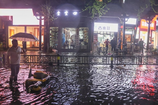 Trung Quốc: Gió bão thổi bay cửa sổ chung cư, 3 người rơi xuống đất tử vong- Ảnh 2.