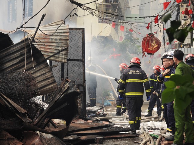 Hà Nội: Cháy lớn tại khu lán kinh doanh sắt vụn, cho thuê cốt pha- Ảnh 2.