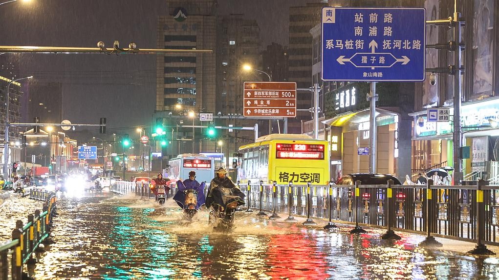 Gió lớn và mưa đá ở Trung Quốc khiến 7 người thiệt mạng- Ảnh 1.