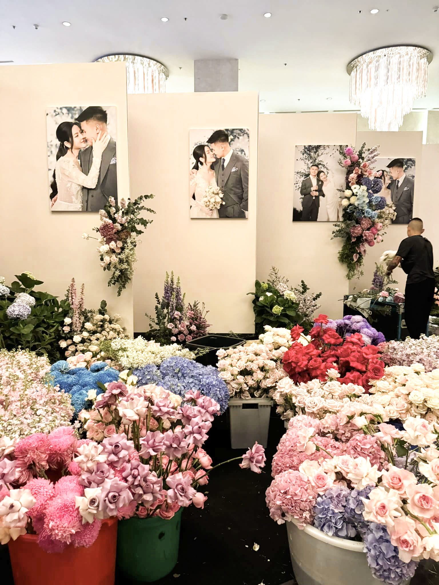 Hình ảnh đầu tiên ở đám cưới Quang Hải tại khách sạn 5 sao: 10.000 bông hoa rải khắp lối- Ảnh 7.