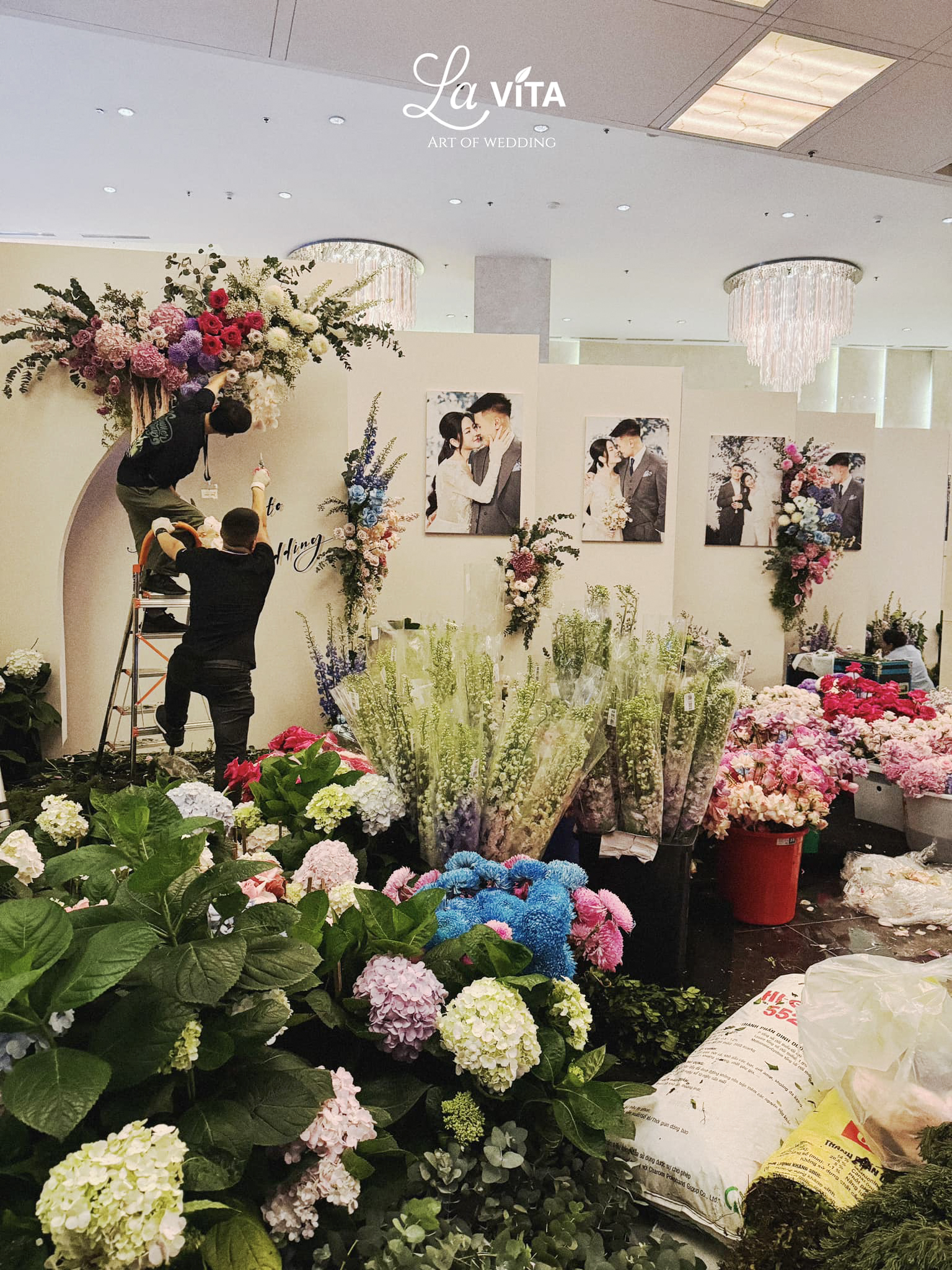 Hình ảnh đầu tiên ở đám cưới Quang Hải tại khách sạn 5 sao: 10.000 bông hoa rải khắp lối- Ảnh 8.