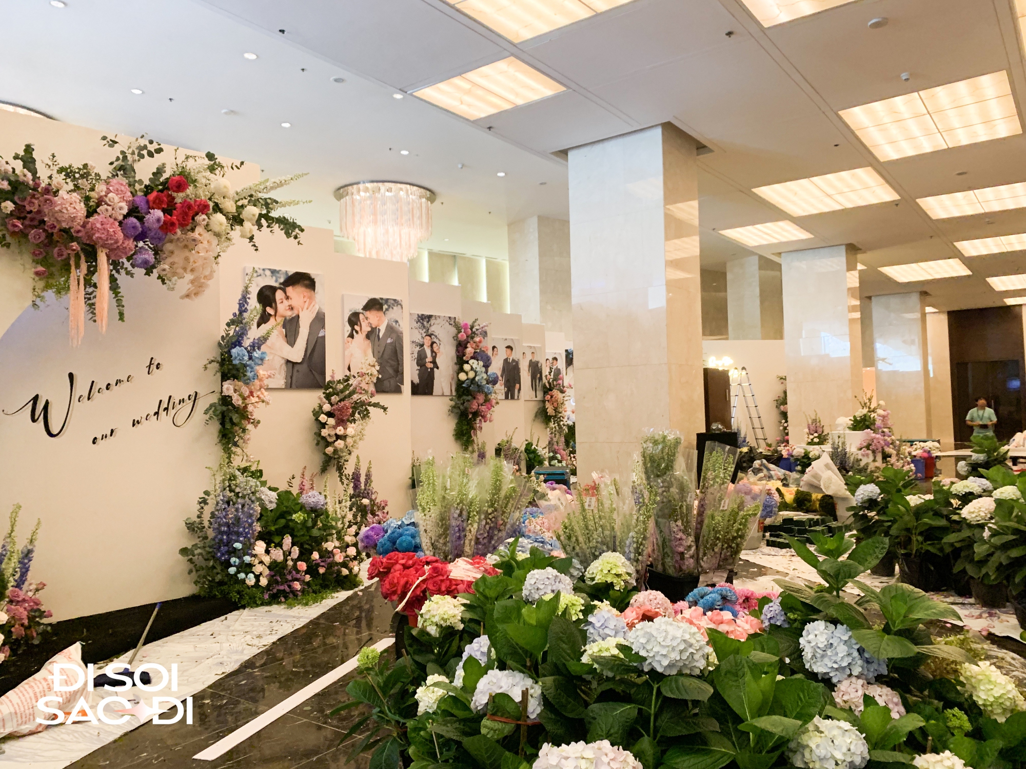 Hình ảnh đầu tiên ở đám cưới Quang Hải tại khách sạn 5 sao: 10.000 bông hoa rải khắp lối- Ảnh 3.