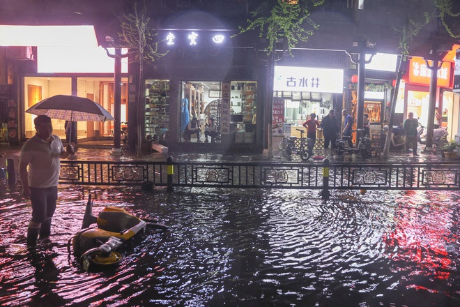 Mưa đá, gió giật chết người tại Trung Quốc: Cửa sổ chung cư, ký túc xá bị xé toạc tạo nên cảnh tượng kinh hoàng- Ảnh 7.