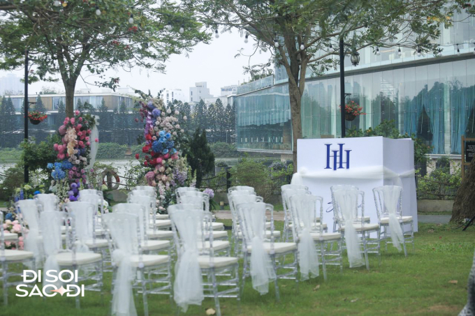 Quang Hải và Chu Thanh Huyền lộ diện ở tiệc cưới ngoài trời, khóa môi cực tình cảm, visual cô dâu gây chú ý- Ảnh 8.