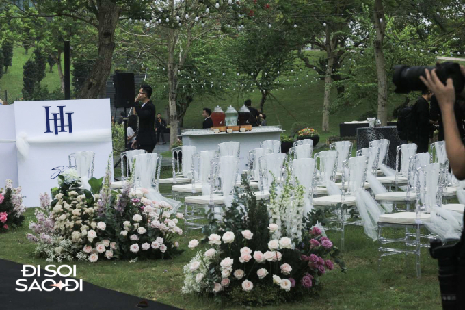 Quang Hải và Chu Thanh Huyền lộ diện ở tiệc cưới ngoài trời, khóa môi cực tình cảm, visual cô dâu gây chú ý- Ảnh 7.