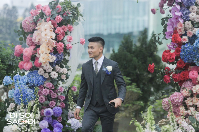 Quang Hải và Chu Thanh Huyền lộ diện ở tiệc cưới ngoài trời, khóa môi cực tình cảm, visual cô dâu gây chú ý- Ảnh 5.