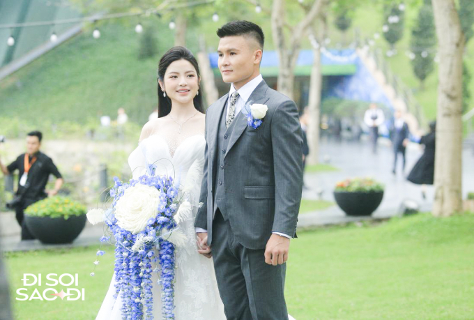 Quang Hải và Chu Thanh Huyền lộ diện ở tiệc cưới ngoài trời, khóa môi cực tình cảm, visual cô dâu gây chú ý- Ảnh 3.