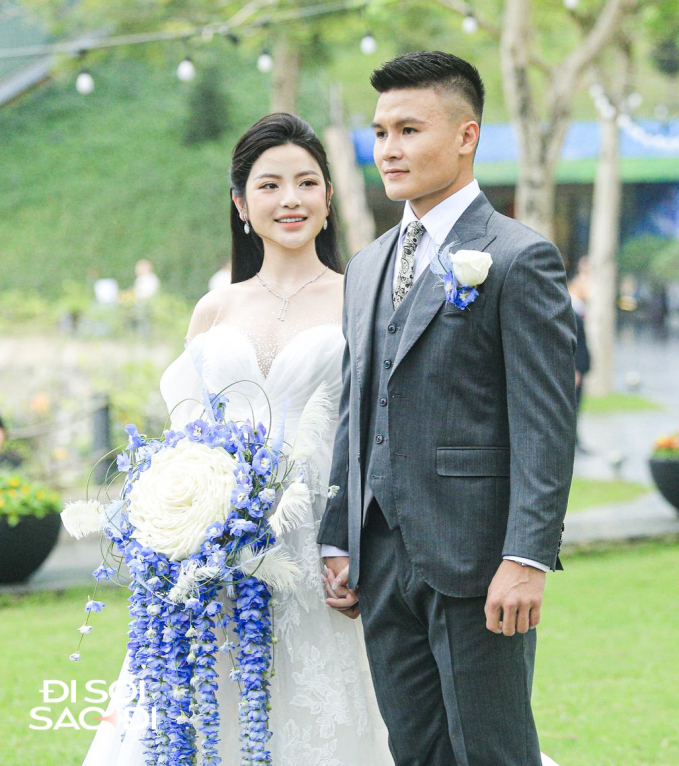 Quang Hải và Chu Thanh Huyền lộ diện ở tiệc cưới ngoài trời, khóa môi cực tình cảm, visual cô dâu gây chú ý- Ảnh 2.