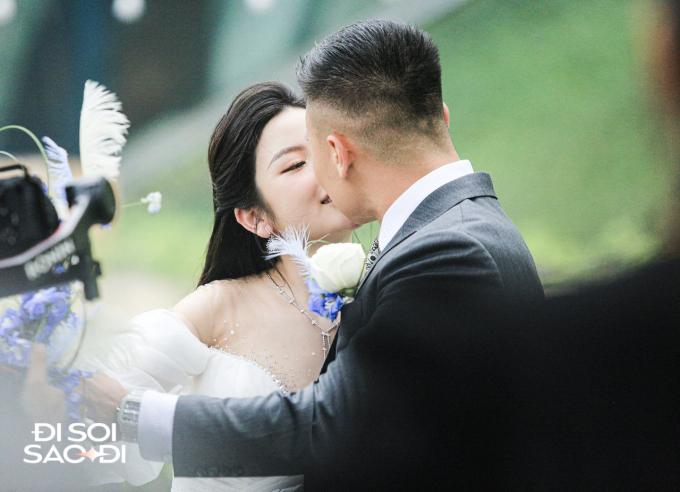 Quang Hải và Chu Thanh Huyền lộ diện ở tiệc cưới ngoài trời, khóa môi cực tình cảm, visual cô dâu gây chú ý- Ảnh 1.