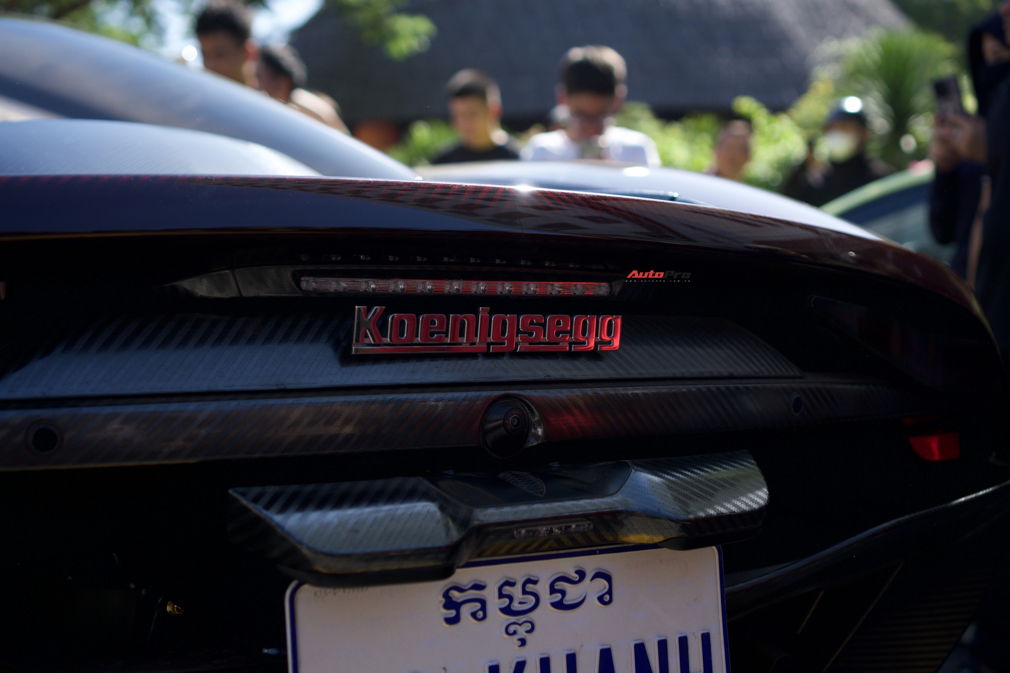 Hoàng Kim Khánh tự cầm lái Koenigsegg Regera ra đường sau 2 năm chờ sửa chữa, người dân Nha Trang hiếu kỳ bủa vây xung quanh- Ảnh 6.