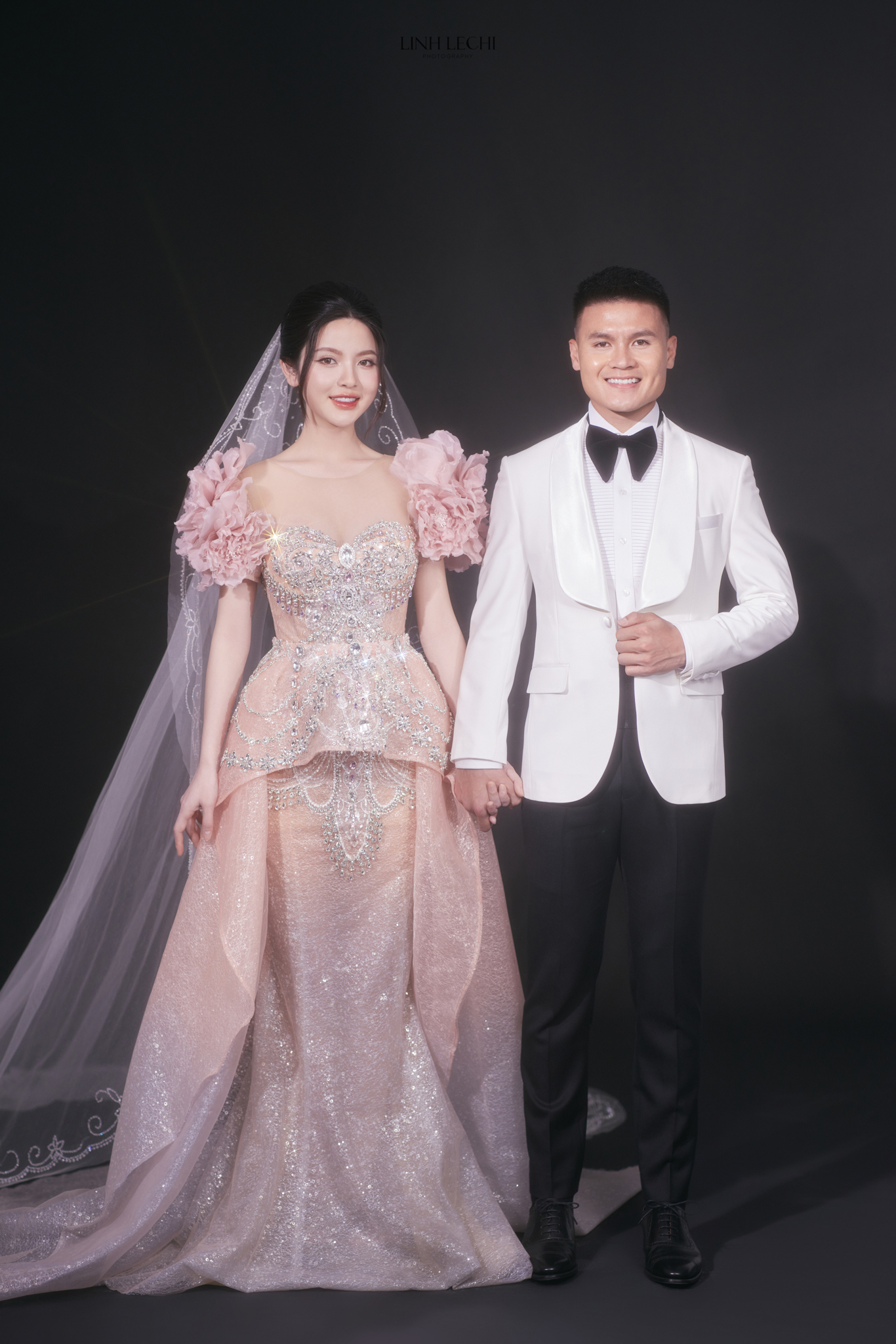 Hé lộ mức giá của 6 mẫu váy cưới mà cô dâu Chu Thanh Huyền từng mặc- Ảnh 3.